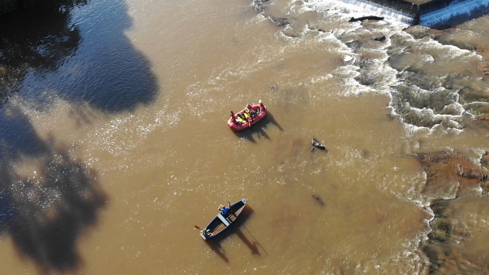 Mergulhadores localizam corpo de vítima de afogamento no Oeste; outra pessoa foi resgatada com vida