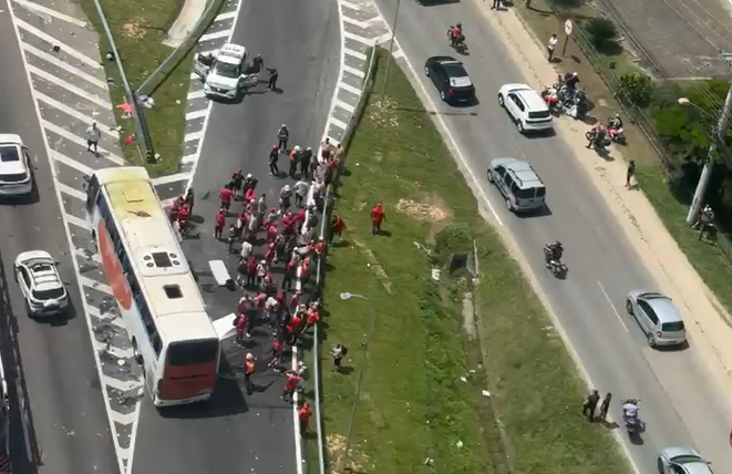 Confronto entre torcidas na BR-101 em Itapema termina com 10 detidos e ônibus saqueado