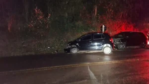 Carro invade pista contrária, provoca colisão e idoso morre após acidente no Oeste de SC
