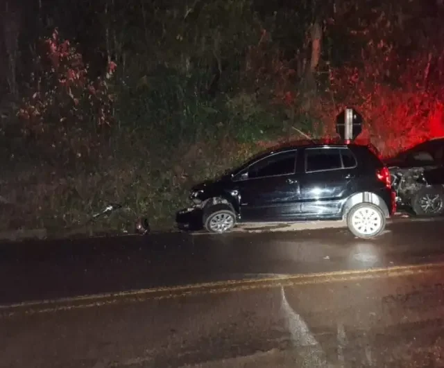 Carro invade pista contrária, provoca colisão e idoso morre após acidente no Oeste de SC