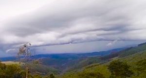 VÍDEO: Leitor registra nuvem “assustadora” que despejou 157mm de chuva em Treze Tílias