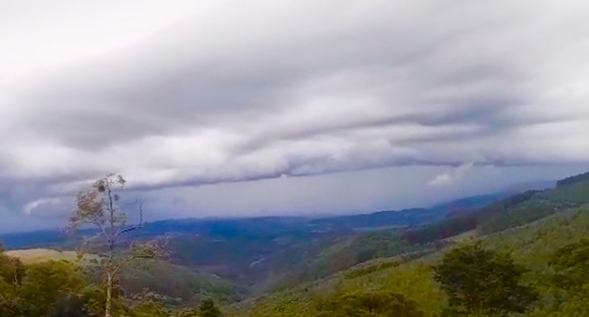 VÍDEO: Leitor registra nuvem “assustadora” que despejou 157mm de chuva em Treze Tílias