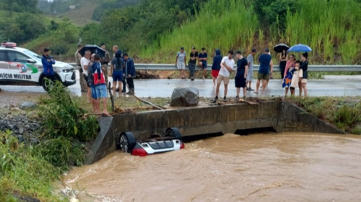 Tragédia: Casal e bebê de 1 ano morrem após carro ser arrastado por correnteza em SC