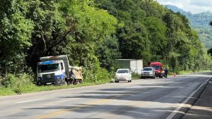 Colisão entre caminhões mobiliza Bombeiros na BR-282 em Joaçaba; motorista evita choque frontal