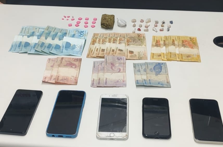 Quatro pessoas são presas por tráfico de drogas em operação da PM em Treze Tílias