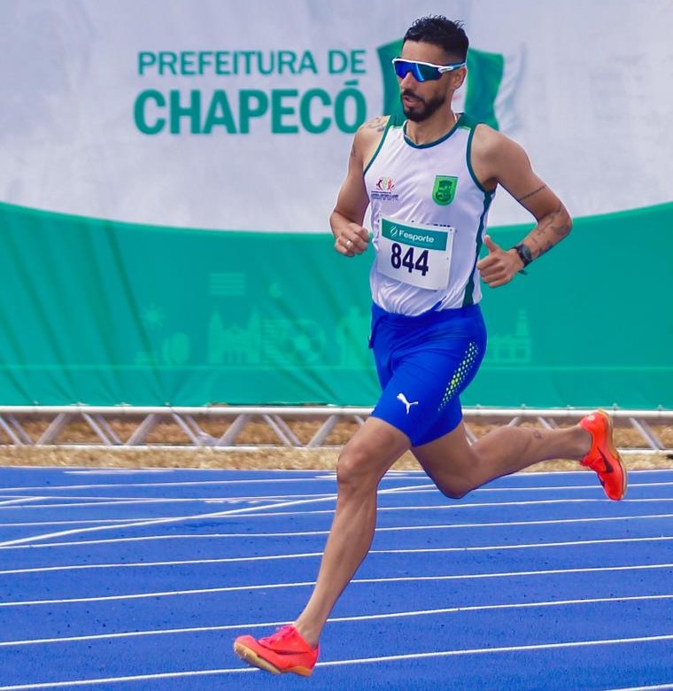 Douglas Silva fica próximo da medalha no JASC 2025 nas provas de 1500m e 5000m