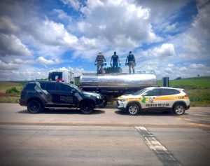 Caminhão de leite com 120 mil maços de cigarros é apreendido no Oeste