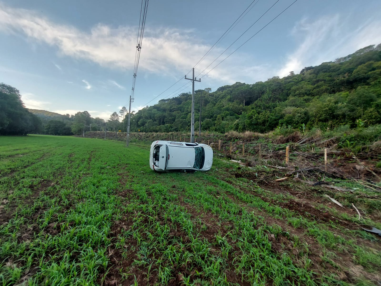 Motorista fica ferida após capotamento na SC-150, em Água Doce