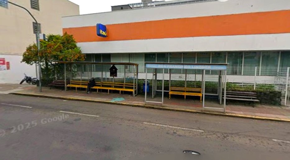 Ponto de ônibus no Centro de Joaçaba é alvo de pedido de reforma