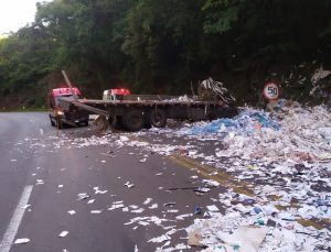 Caminhão carregado com papel reciclado sai da pista e motorista fica ferido em Joaçaba