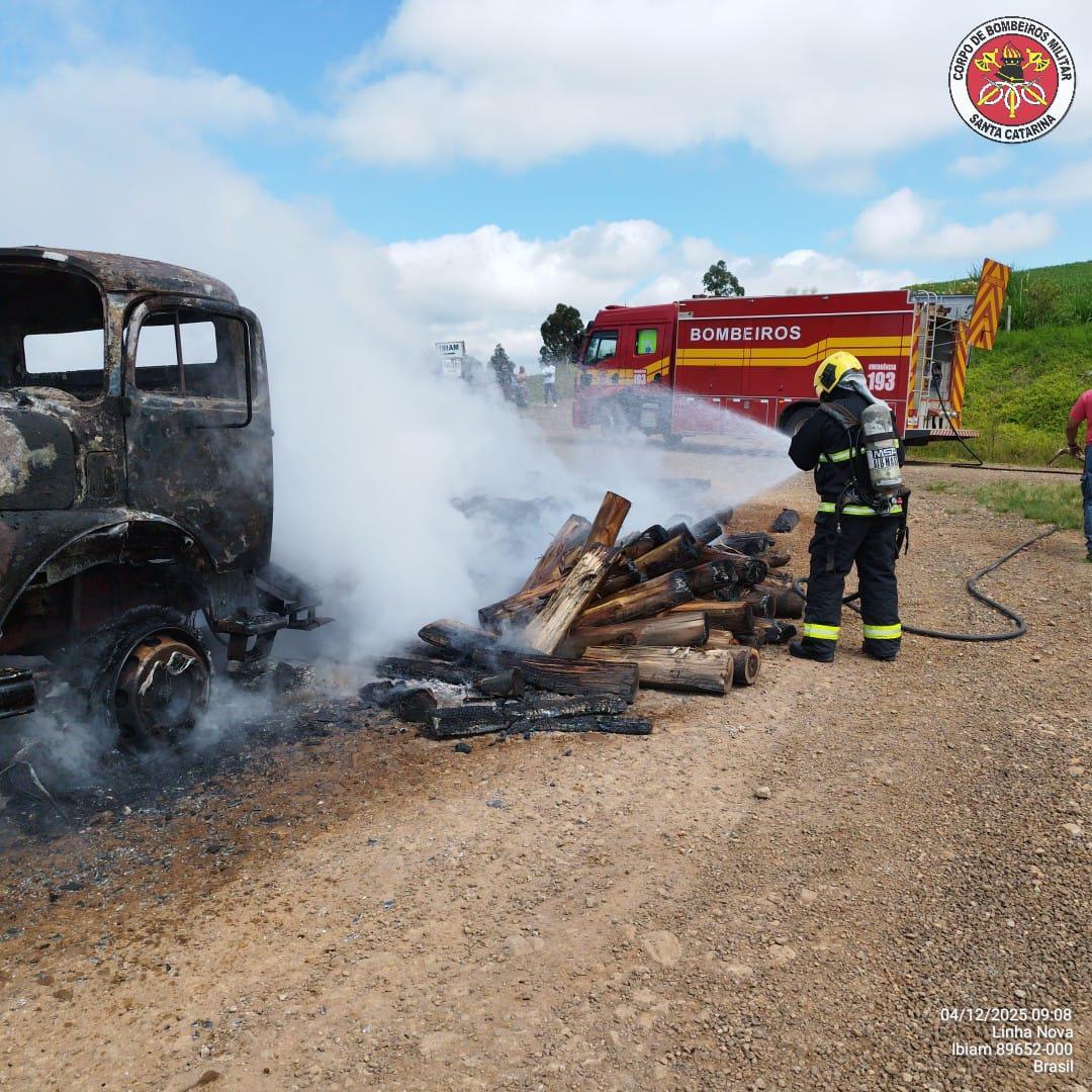 Caminhão carregado de madeira é destruído pelo fogo em Ibiam