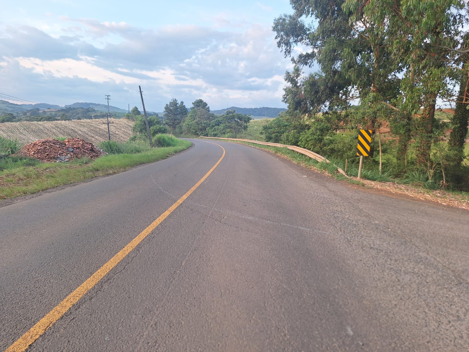 Menino de 11 anos é atropelado após sair de trás de ônibus em Treze Tílias