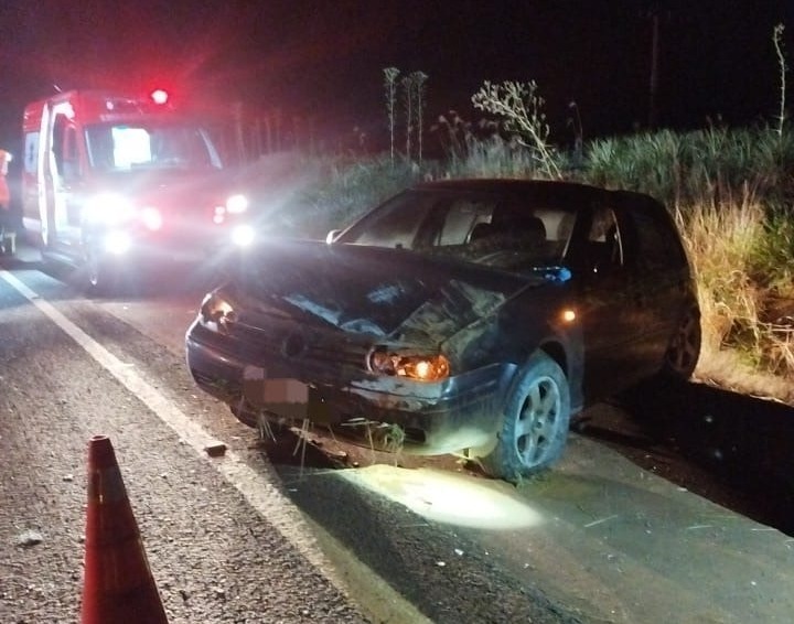 Motorista fica ferido após carro sair da pista e bater em barranco em Campos Novos