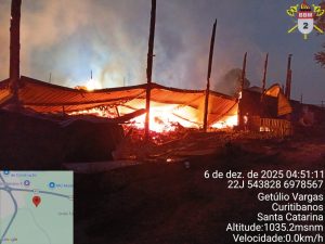Incêndio de grandes proporções destrói fábrica de portas em Curitibanos
