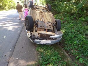 Capotamento na SC-150 deixa criança e mulher feridas em Luzerna