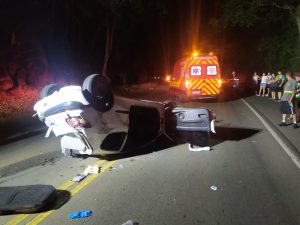 Motorista fica preso às ferragens após capotamento na SC-150, em Lacerdópolis