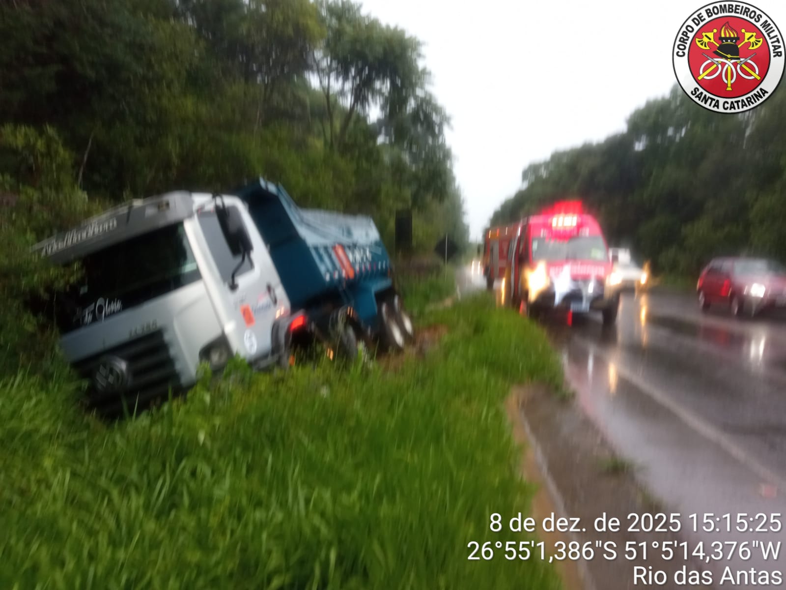 Caminhão sai da pista em Rio das Antas nesta segunda-feira