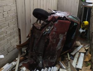 Carro invade residência no Centro de Joaçaba e motorista é levado ao hospital