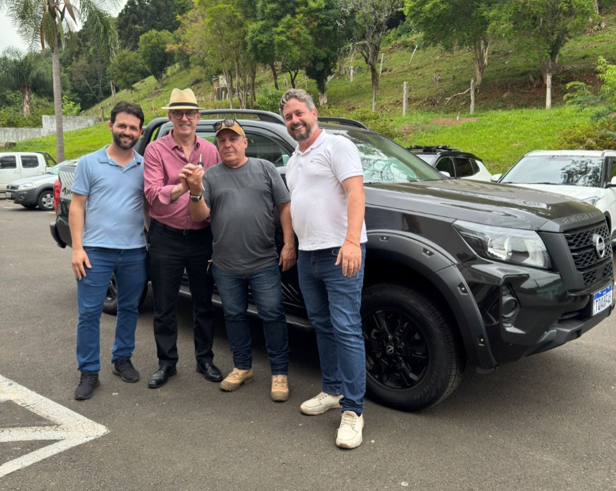 Prefeitura de Ibicaré faz entrega de antenas Starlink e nova camioneta à Polícia Civil