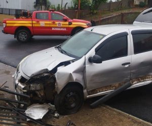 Colisão entre dois carros deixa mulher ferida em Campos Novos