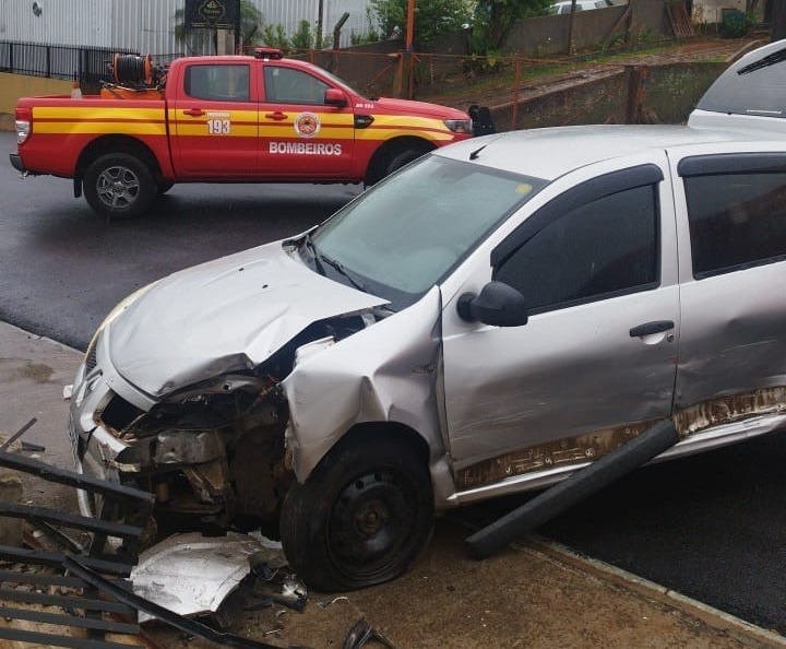 Colisão entre dois carros deixa mulher ferida em Campos Novos