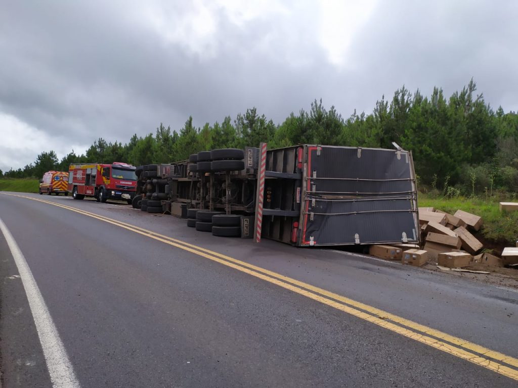 Carreta tomba e motorista morre preso às ferragens em Água Doce