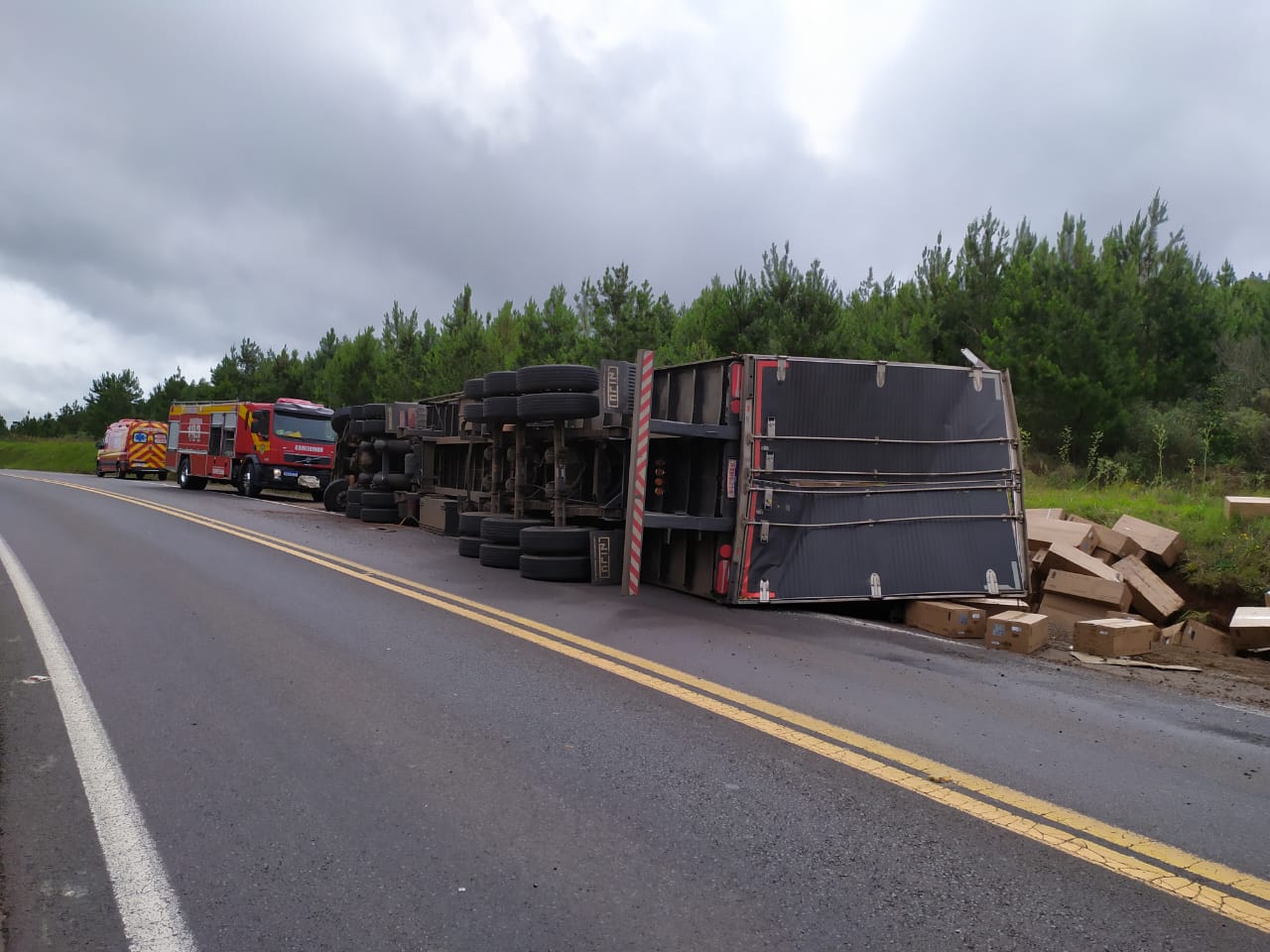 Carreta tomba e motorista morre preso às ferragens em Água Doce
