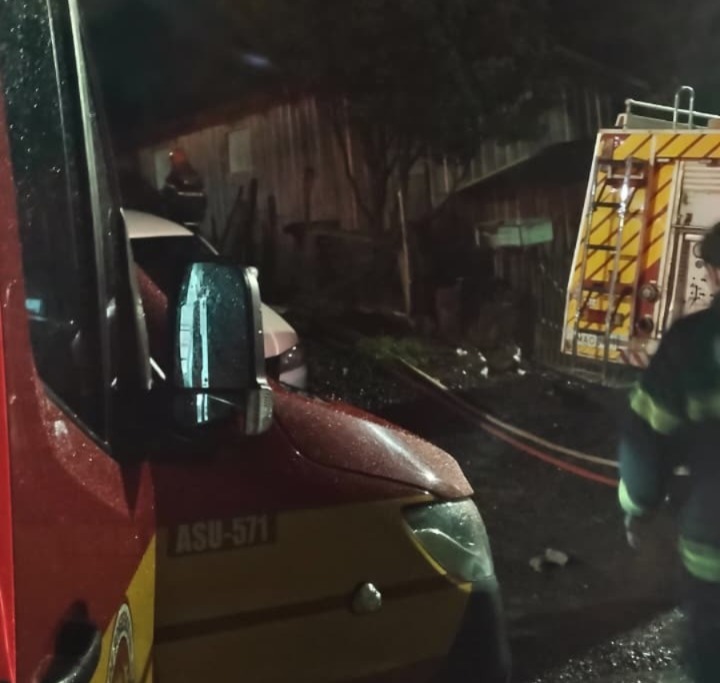 Incêndio em residência mobiliza bombeiros em Santa Cecília