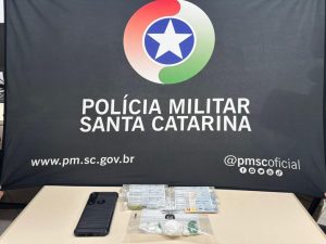 Homem foragido é preso com drogas durante ação da PM em Joaçaba