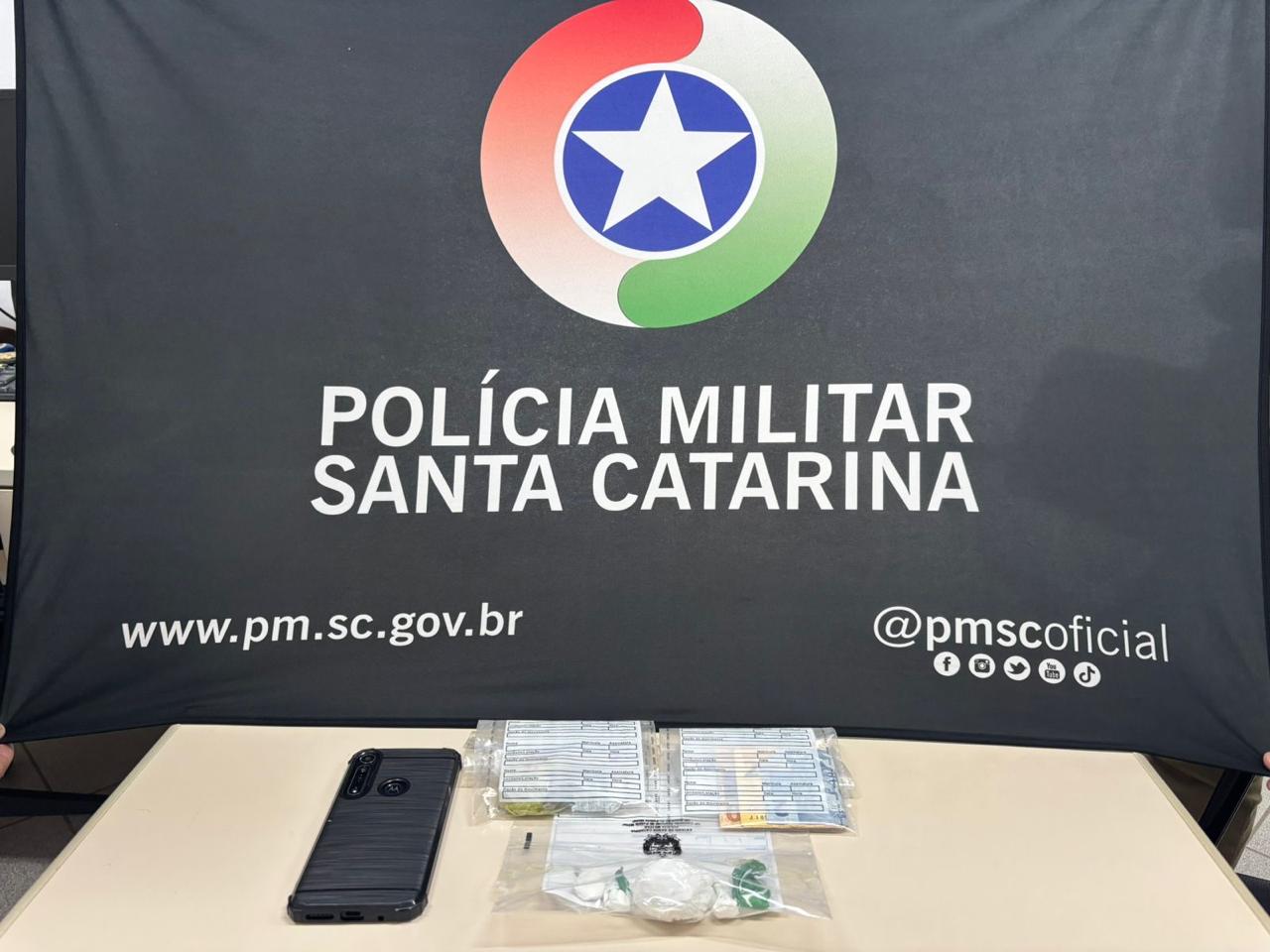 Homem foragido é preso com drogas durante ação da PM em Joaçaba