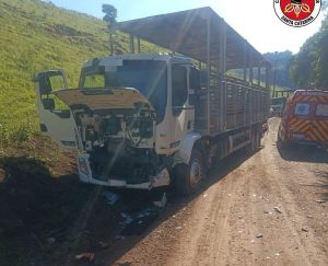 Colisão entre carro e caminhão deixa mulher ferida em Pinheiro Preto