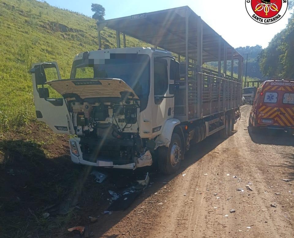 Colisão entre carro e caminhão deixa mulher ferida em Pinheiro Preto