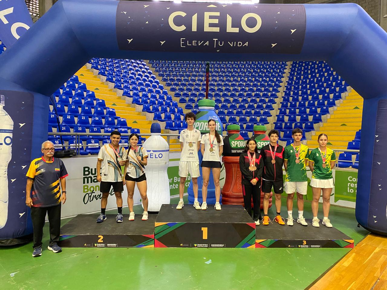 Joaçaba brilha no Sul-Americano Júnior de Badminton e conquista cinco medalhas na Colômbia (fotos)