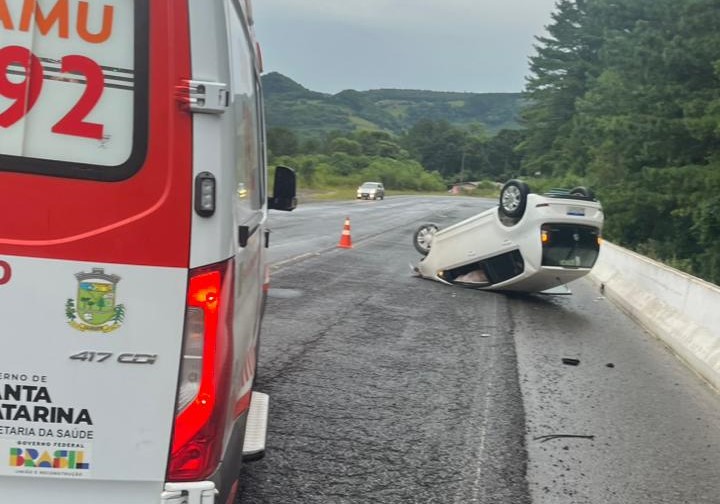 Moradora de Videira fica ferida após capotamento na BR-282 em Vargem