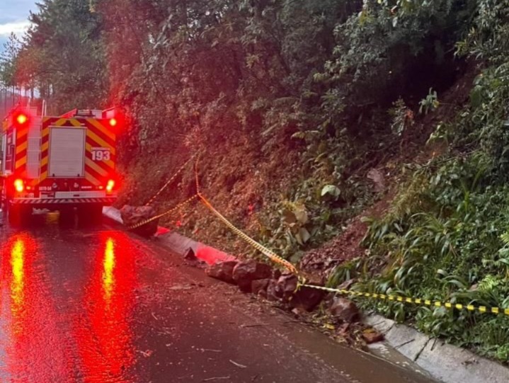 Deslizamento de barreira atinge SC-135 em Rio das Antas
