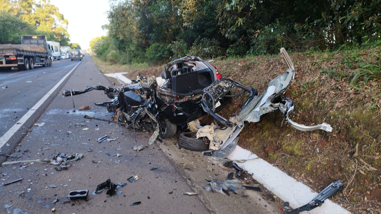 Acidente tira vida de homem e deixa carro irreconhecível na BR-282