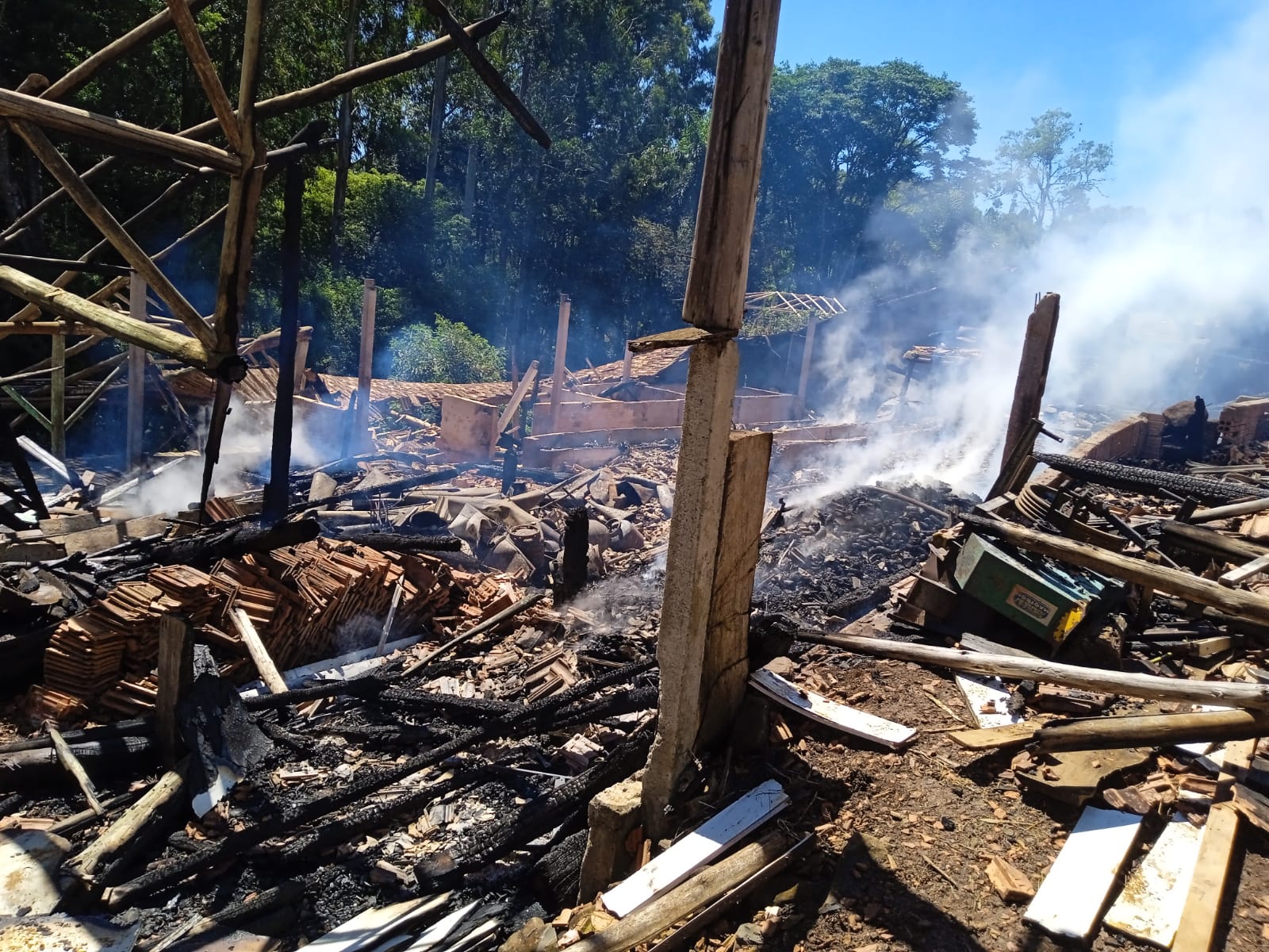 Incêndio destrói galpão rural em Vargem Bonita e mobiliza bombeiros por oito horas