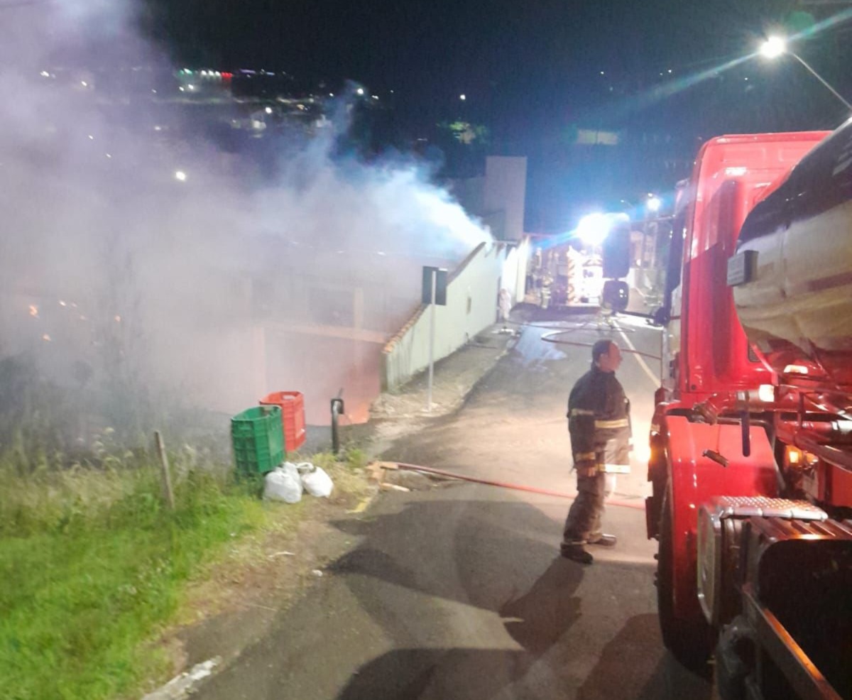 Incêndio de grandes proporções atinge fábrica de jeans em Salto Veloso