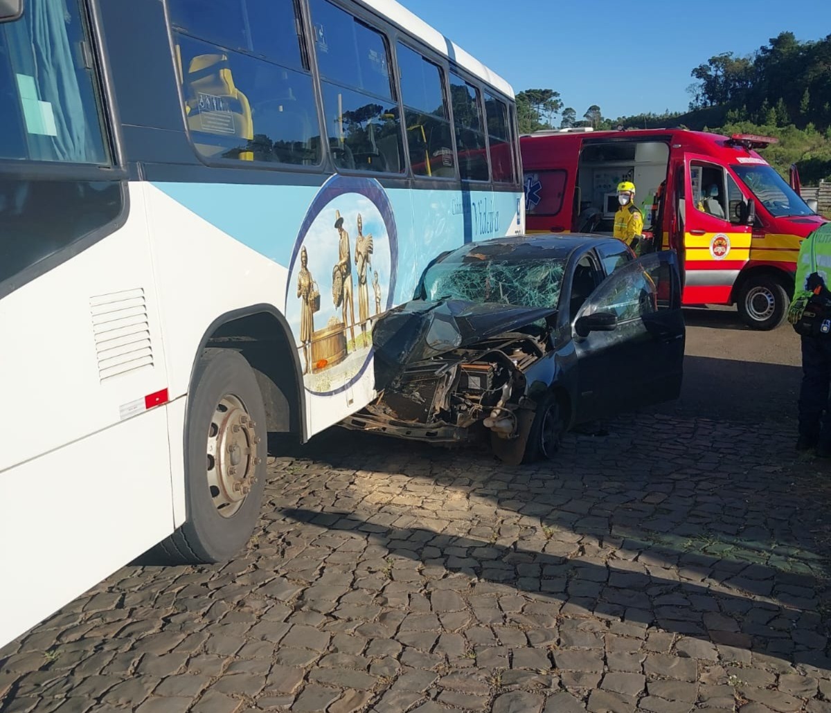Colisão entre carro e ônibus deixa feridos em Videira