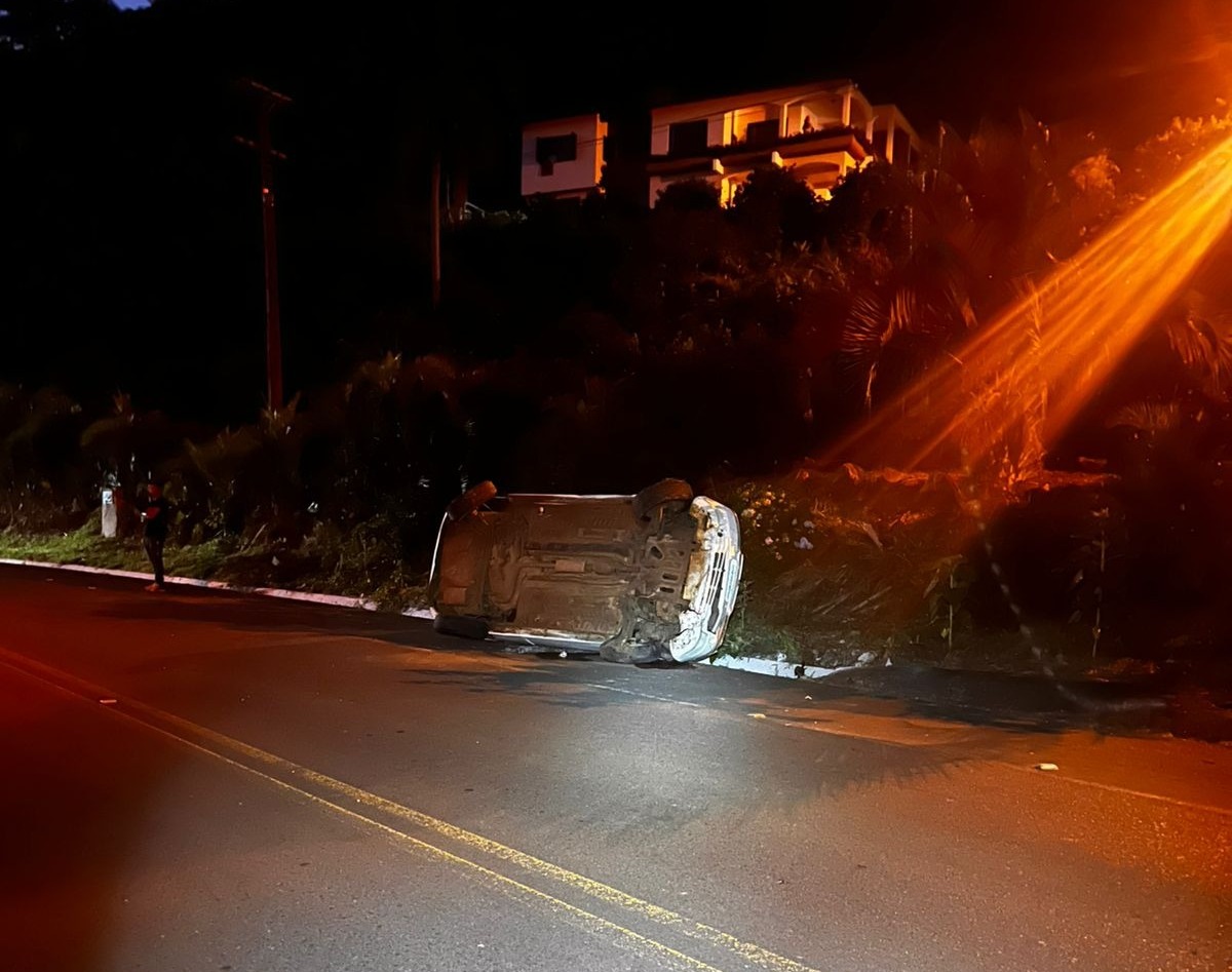 Motorista de Joaçaba se envolve em capotamento na SC-150, no interior de Ouro