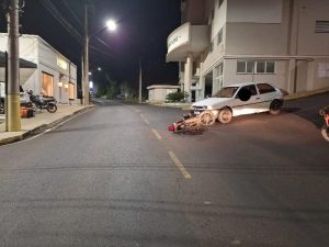 Motorista é preso por embriaguez e ameaça após colidir contra moto em Joaçaba