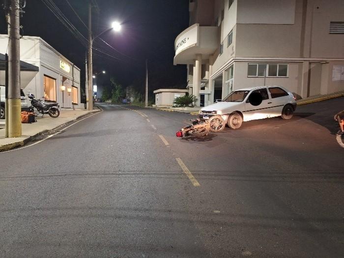 Motorista é preso por embriaguez e ameaça após colidir contra moto em Joaçaba