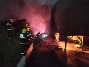 Acidente em Água Doce termina com dois mortos após incêndio em veículos