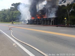 Incêndio em carreta após colisão mobiliza bombeiros por mais de 10 horas em Santa Cecília