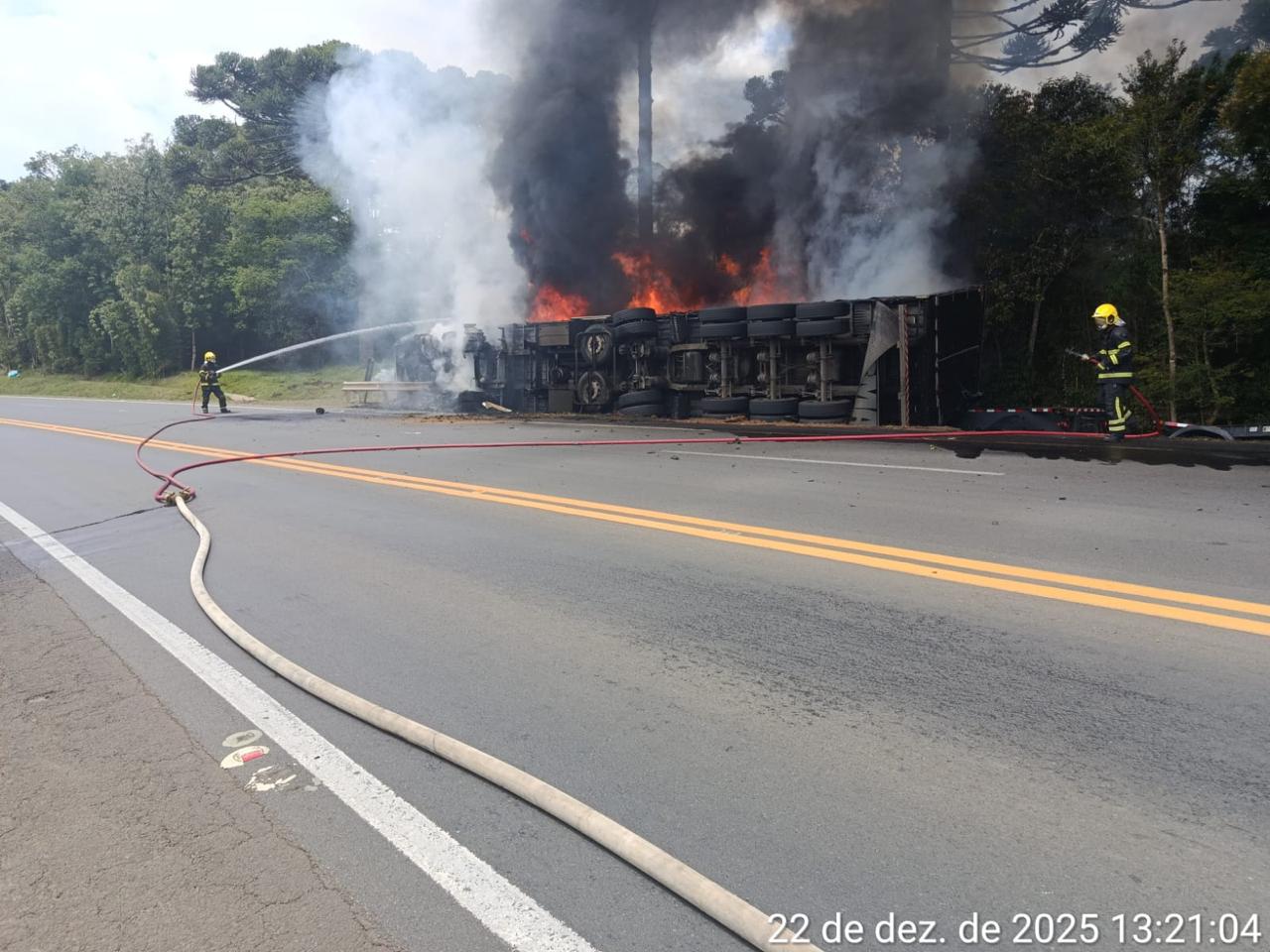 Incêndio em carreta após colisão mobiliza bombeiros por mais de 10 horas em Santa Cecília