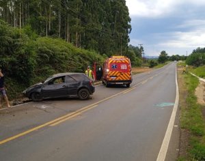 Saída de pista seguida de capotamento deixa dois feridos em Catanduvas