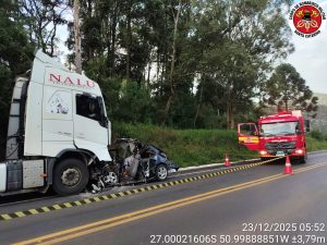 Jovem morre em colisão entre carro e caminhão na SC-355, em Fraiburgo