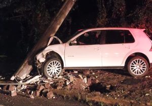 Carro colide contra poste no Centro de Videira e ocupantes deixam o local antes de atendimento