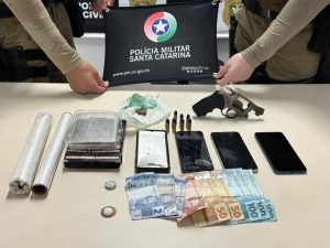 Polícia Militar prende três pessoas por tráfico de drogas no bairro Santa Tereza, em Joaçaba