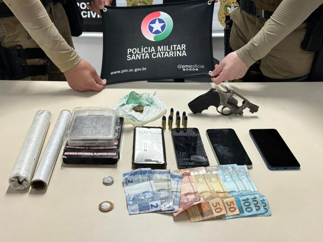 Polícia Militar prende três pessoas por tráfico de drogas no bairro Santa Tereza, em Joaçaba